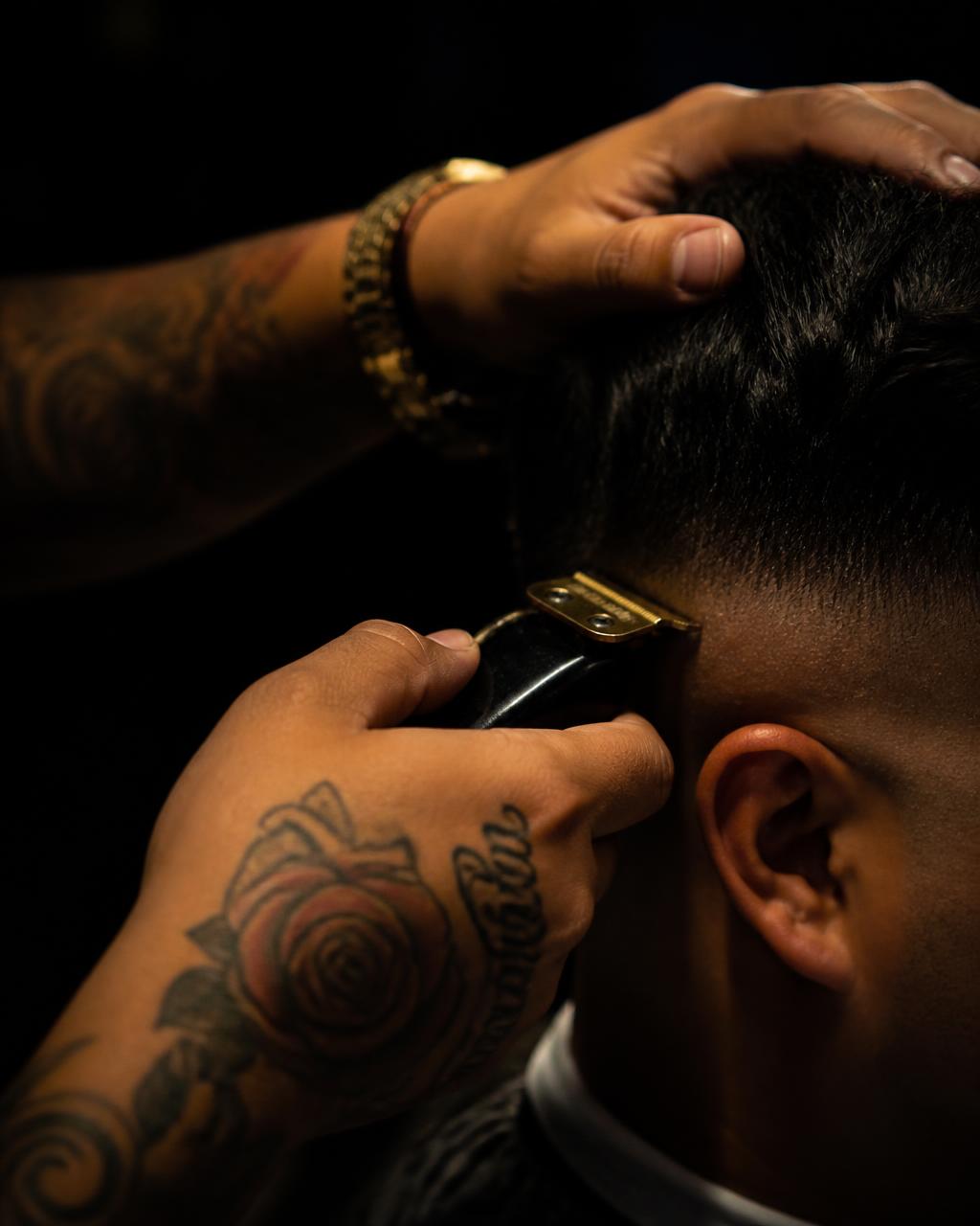 Barber lining up a fade with clippers